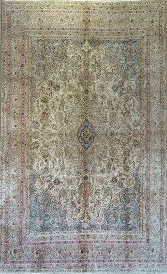 Handwoven modern vintage Heriz rug measuring 371x293 cm with intricate patterns and rich colors, showcasing artisan craftsmanship.