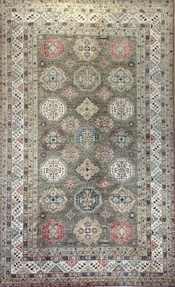 Handwoven Heriz Oriental rug, 366x270 cm, showcasing intricate traditional patterns and rich colors in this classic Kleden.