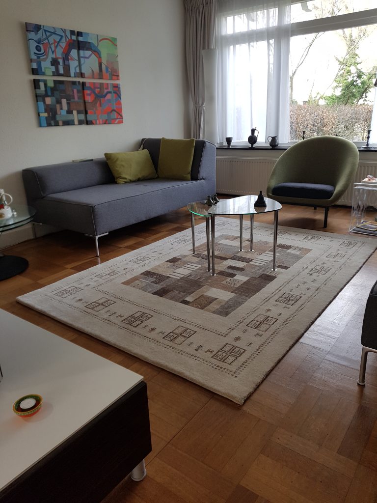 Handgeknoopt tapijt in de woonkamer van een klant