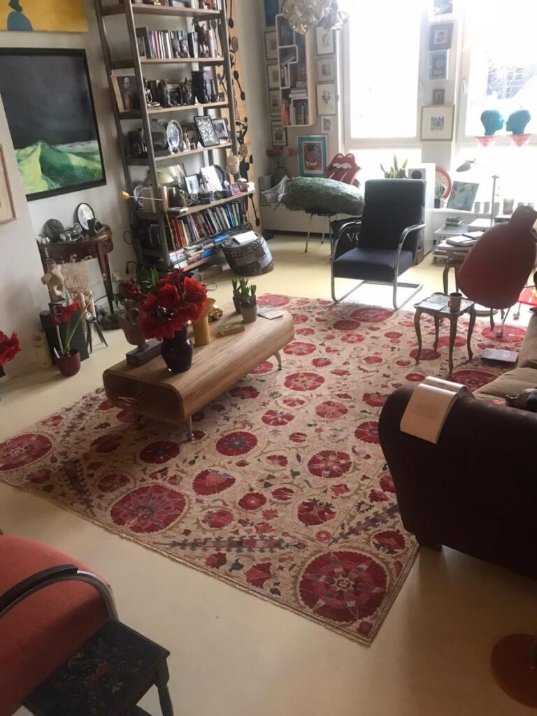 Handgeknoopt tapijt in de woonkamer van een klant
