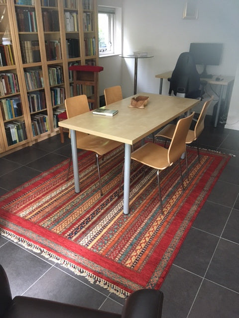 Handgeknoopt tapijt in de woonkamer van een klant
